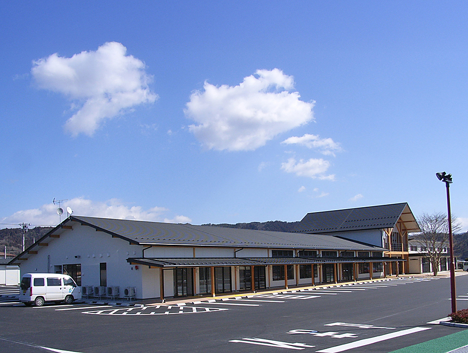 木の温もりに包まれた生産物直売所